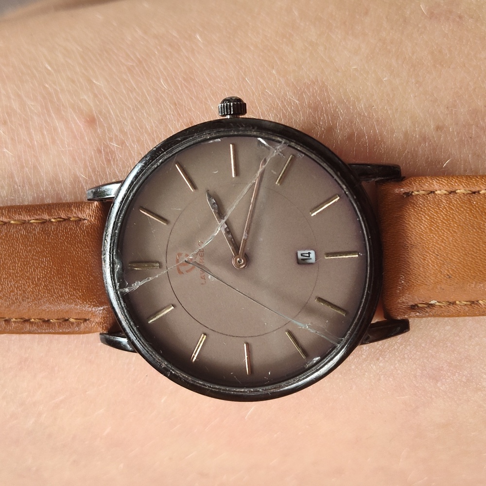 Lavaredo watch with genuine leather band(cracked glass)
